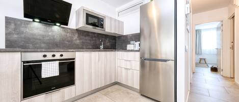 Réfrigérateur, micro-ondes, four, lave-vaisselle