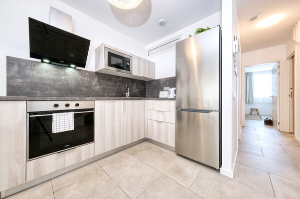 Réfrigérateur, micro-ondes, four, plaque de cuisson