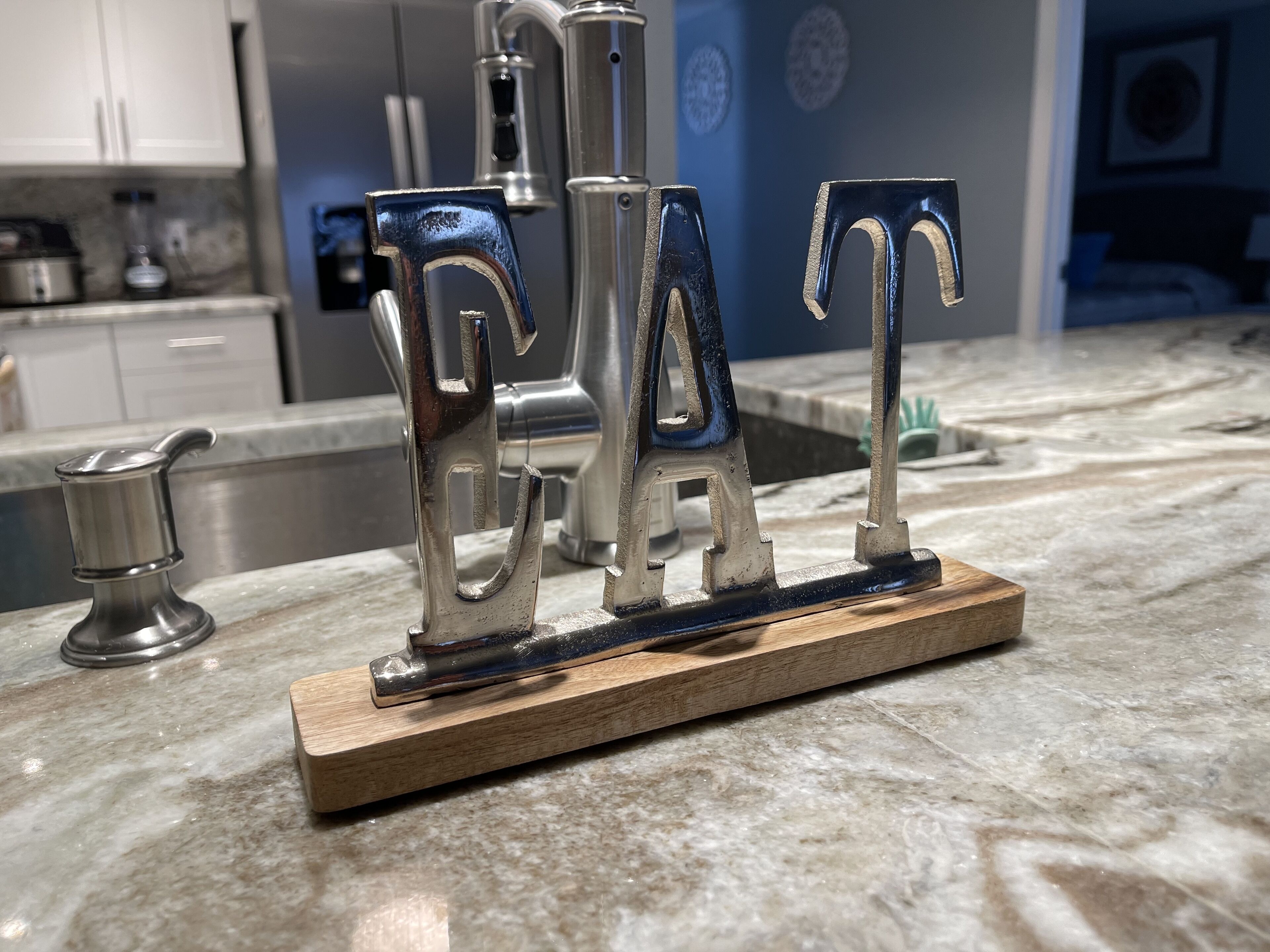 Una encimera de cocina con un portavasos metálico y una cafetera.