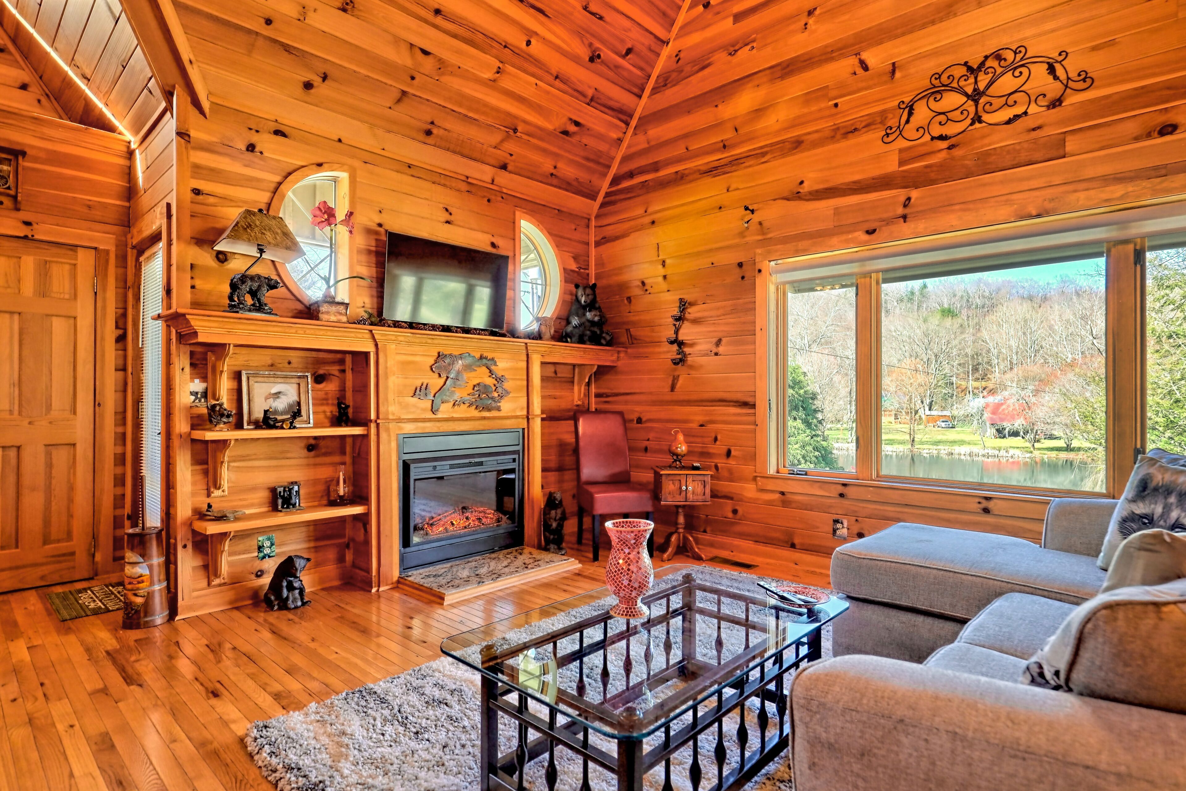 Upscale cabin in the north Ga. mountains on a peaceful pond. Pet friendly !