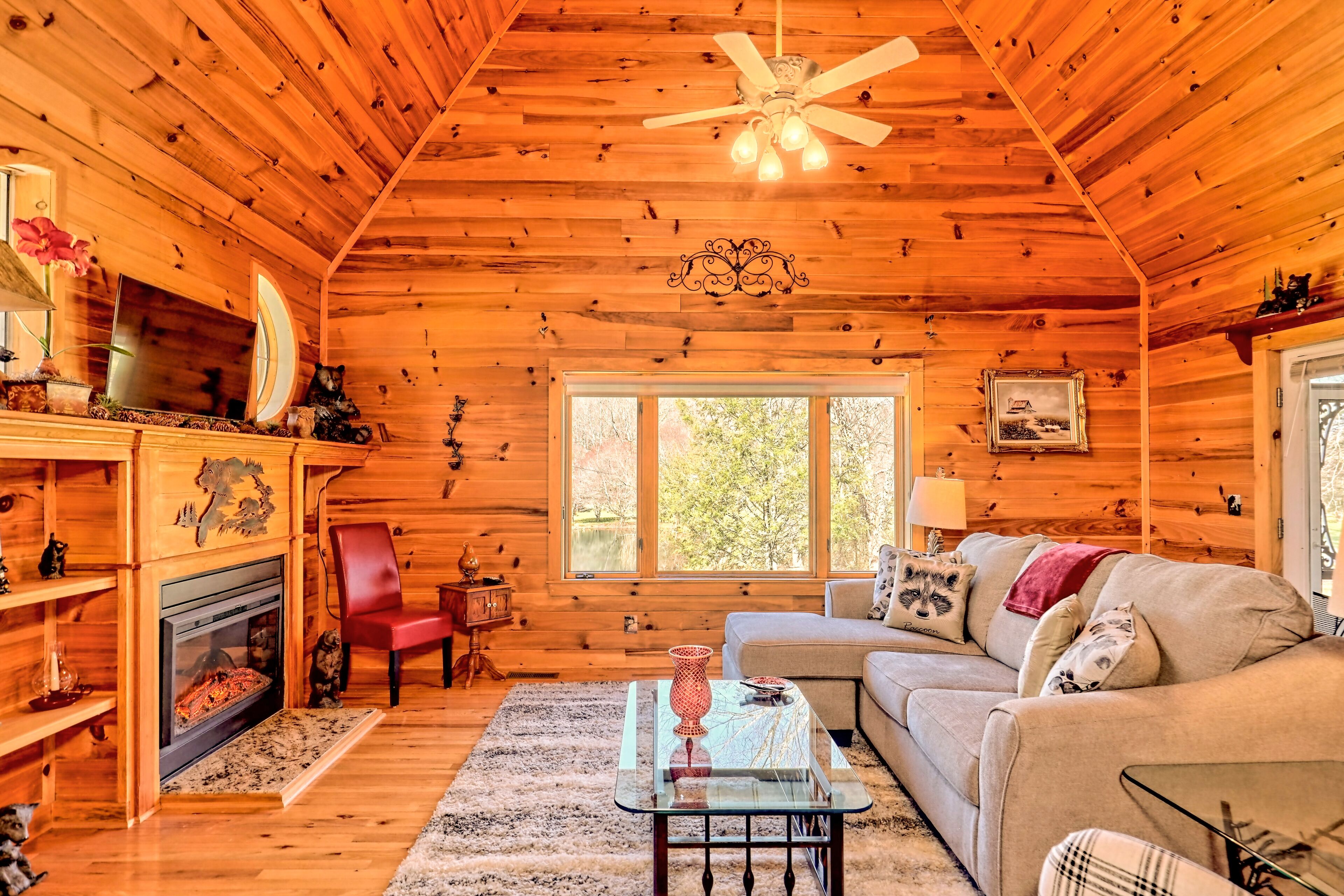 Upscale cabin in the north Ga. mountains on a peaceful pond. Pet friendly !