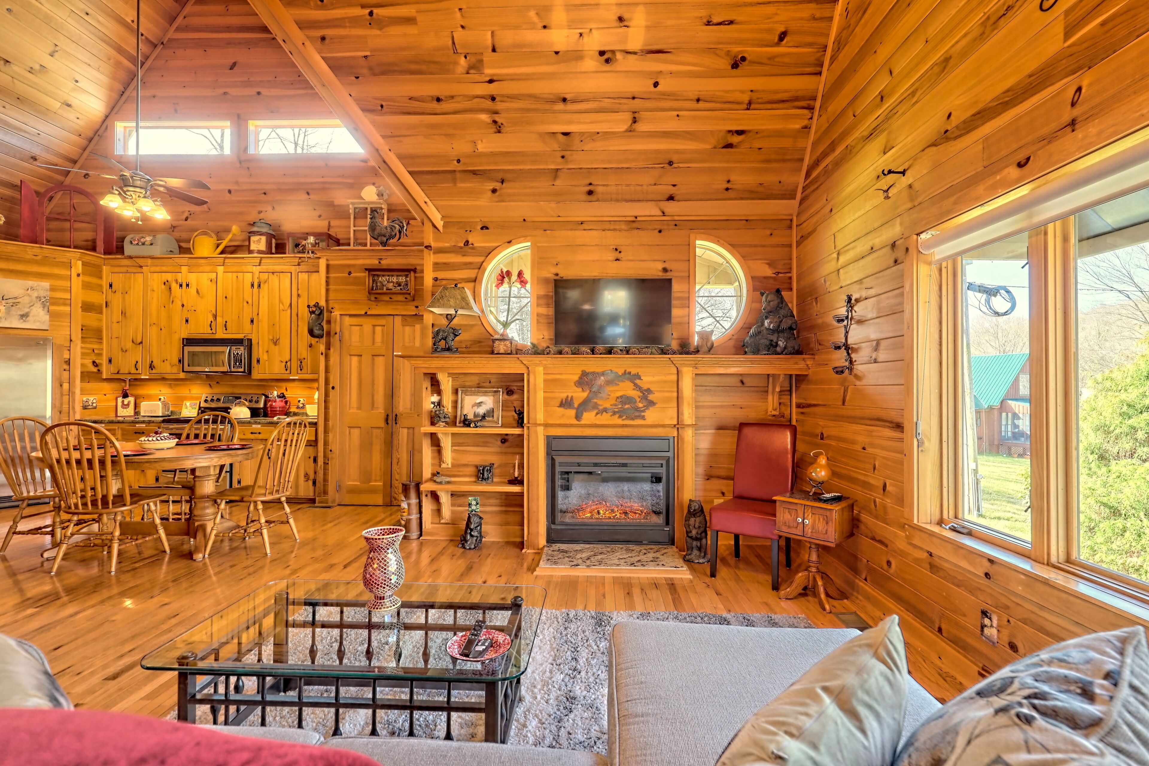 Upscale cabin in the north Ga. mountains on a peaceful pond. Pet friendly !