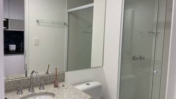 Regadera, secadora de cabello, toallas