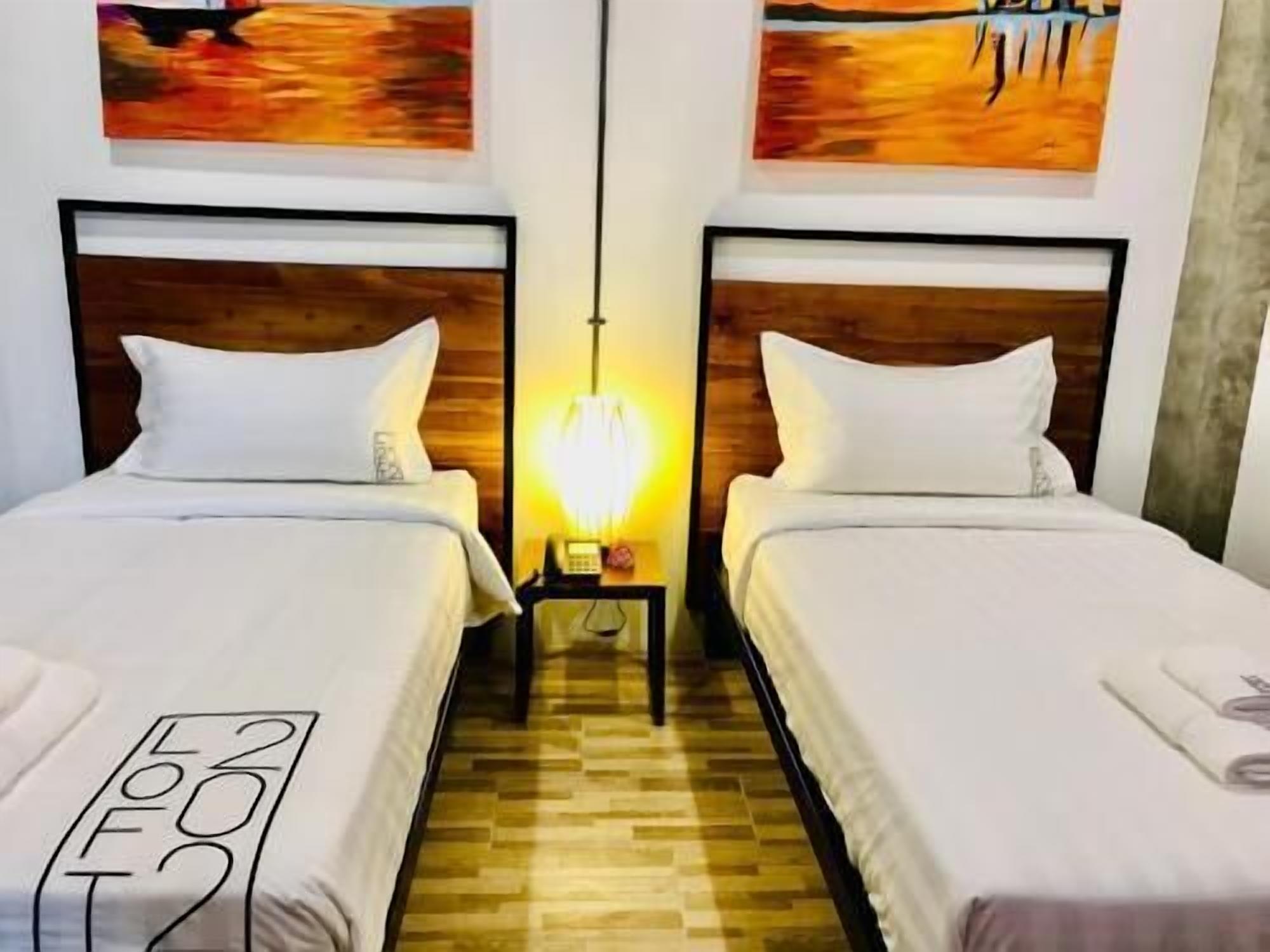 Escritorio, espacio para trabajar con un portátil, cortinas opacas