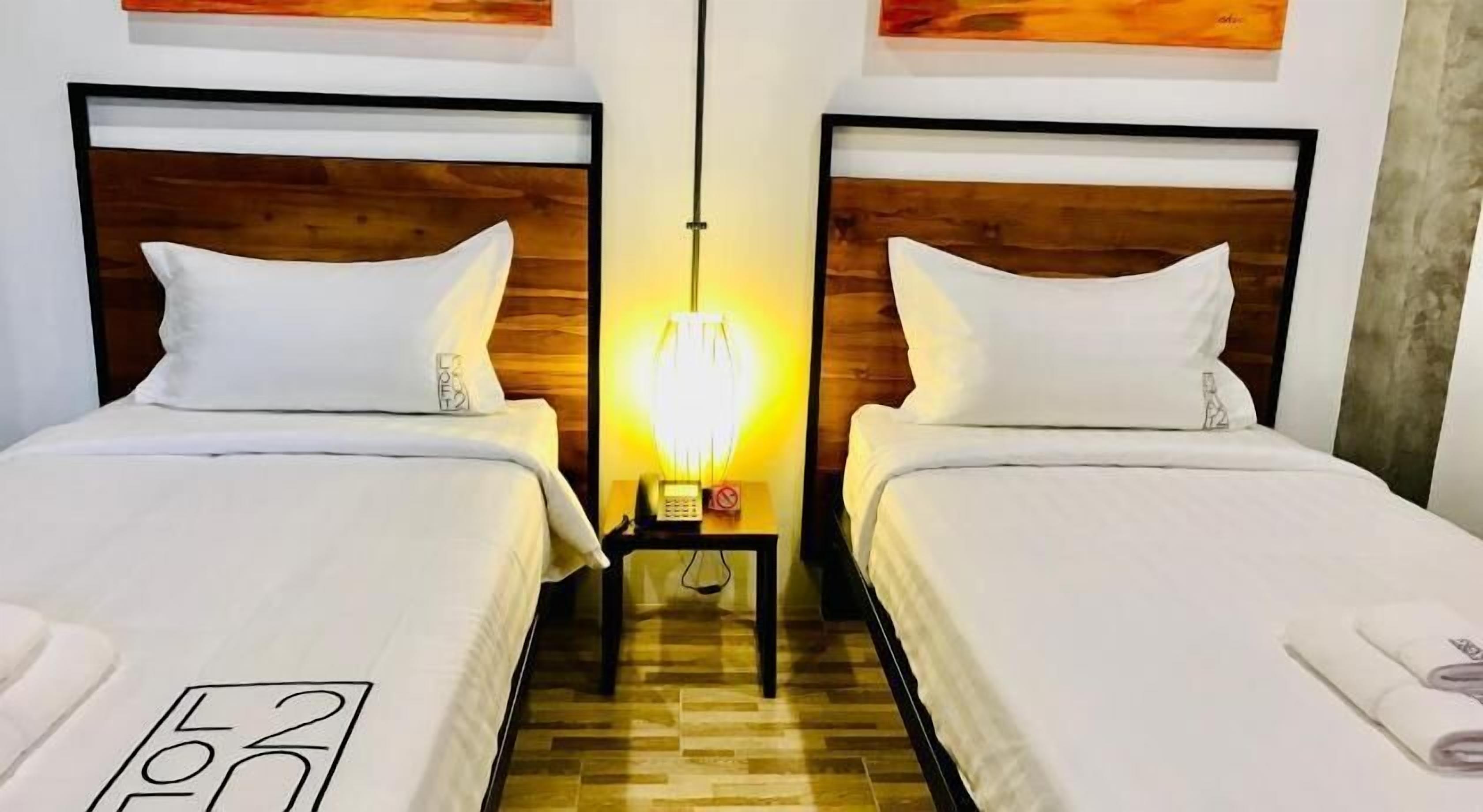 Escritorio, espacio para trabajar con un portátil, cortinas opacas