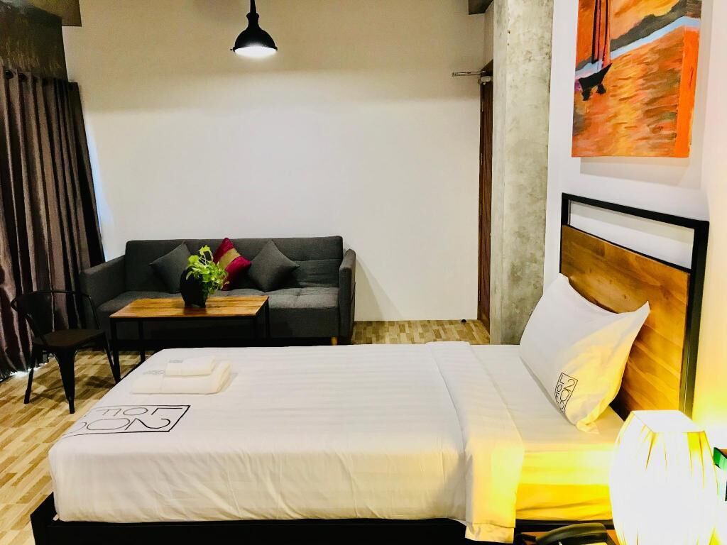 Escritorio, espacio para trabajar con un portátil, cortinas opacas