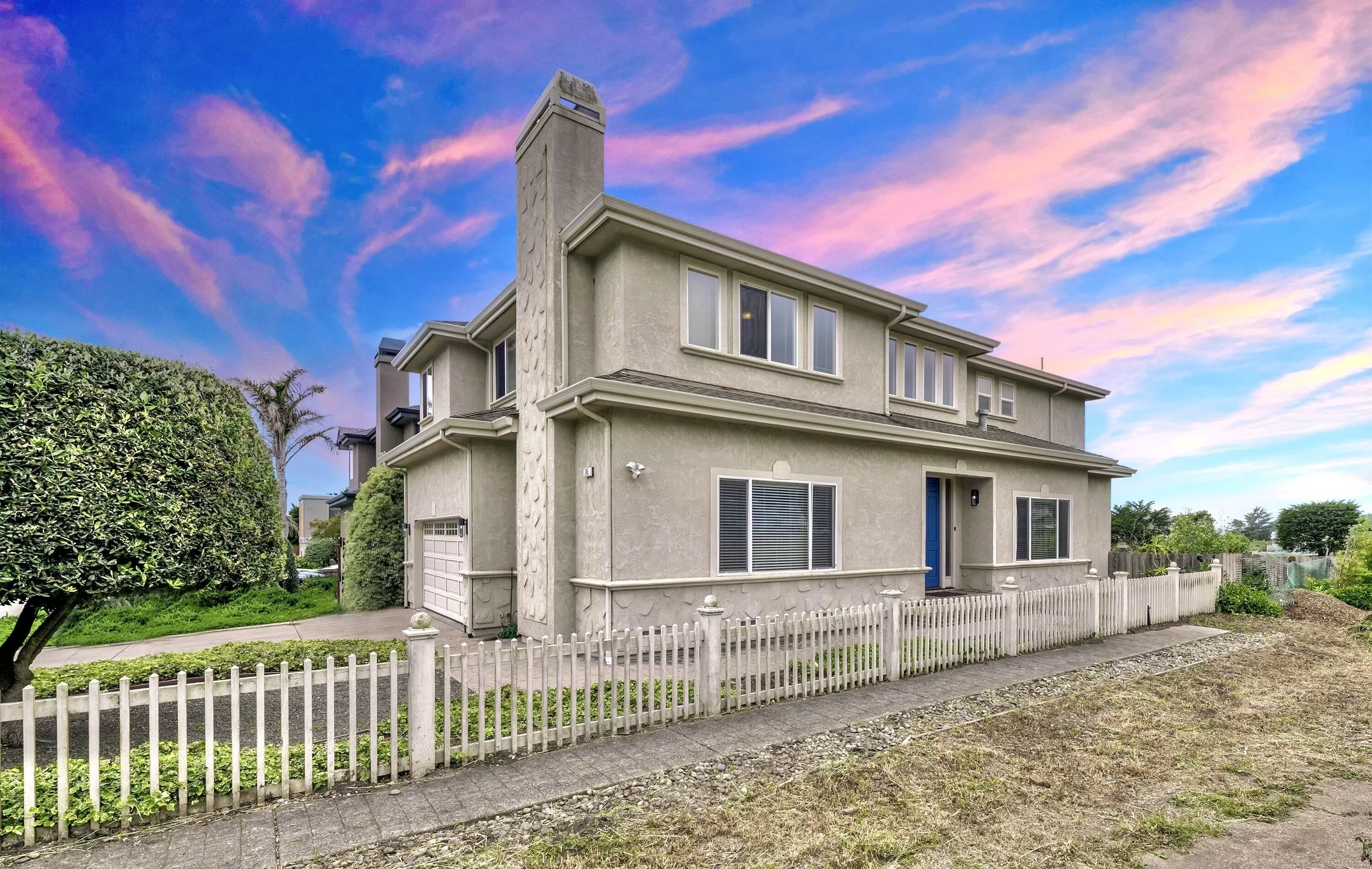 Beautiful Beach House. Just blocks from the beach and restaurants.