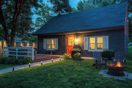 Cozy eclectic cottage where you can reconnect and unwind, designed for couples.