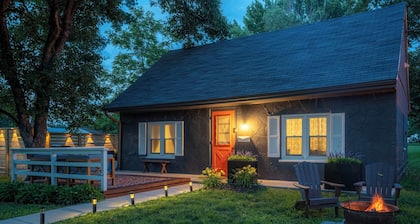 Cozy eclectic cottage where you can reconnect and unwind, designed for couples.