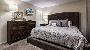 8 bedrooms, desk, iron/ironing board, travel cot - Pools, Hiking & Lake, Ping Pong, Shuffleboard!    Close to SDC, Lake, Shows (Branson West)