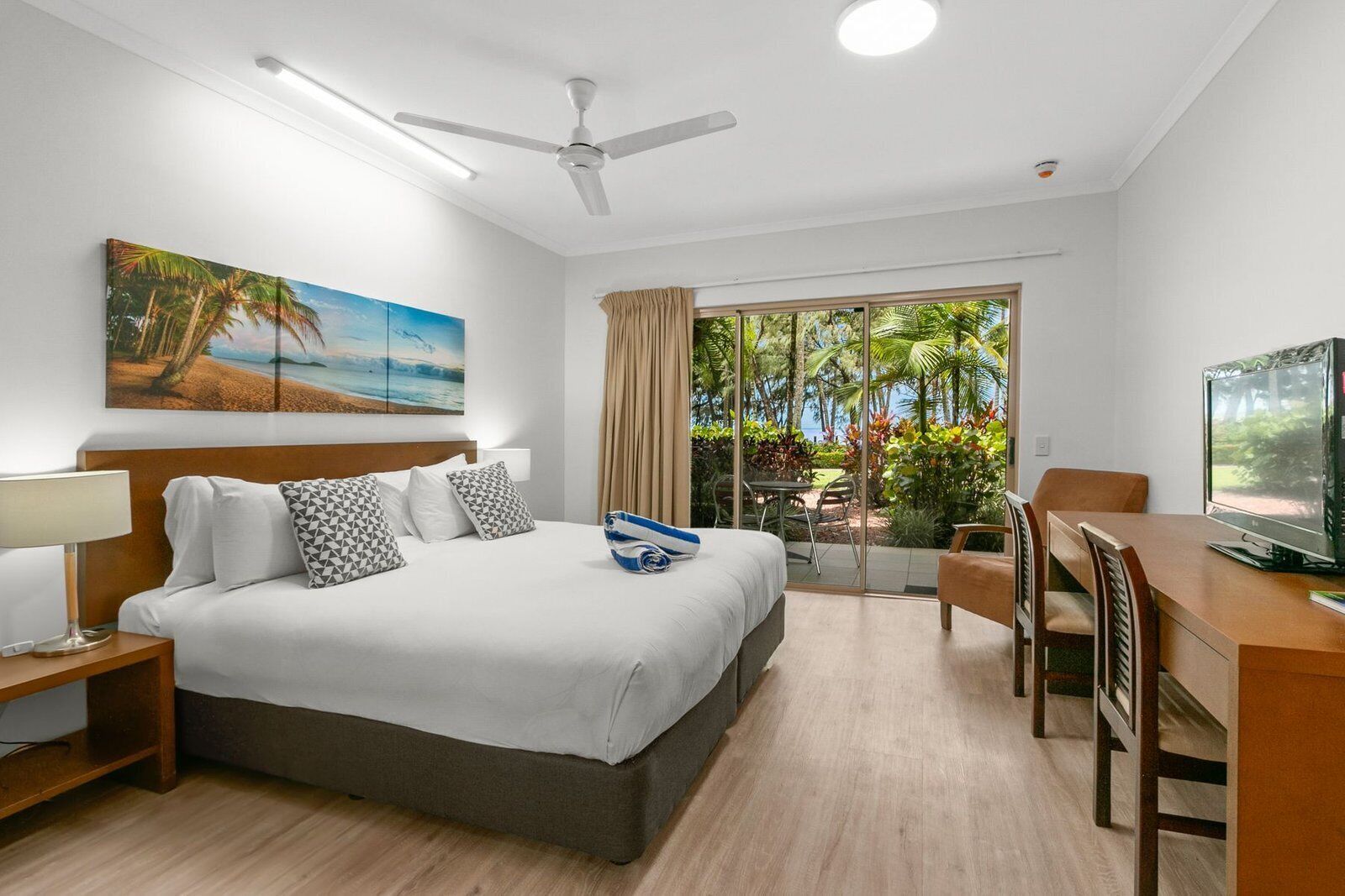 Palm Cove Oceanfront Resort Two-Bedroom Apartment — image 10