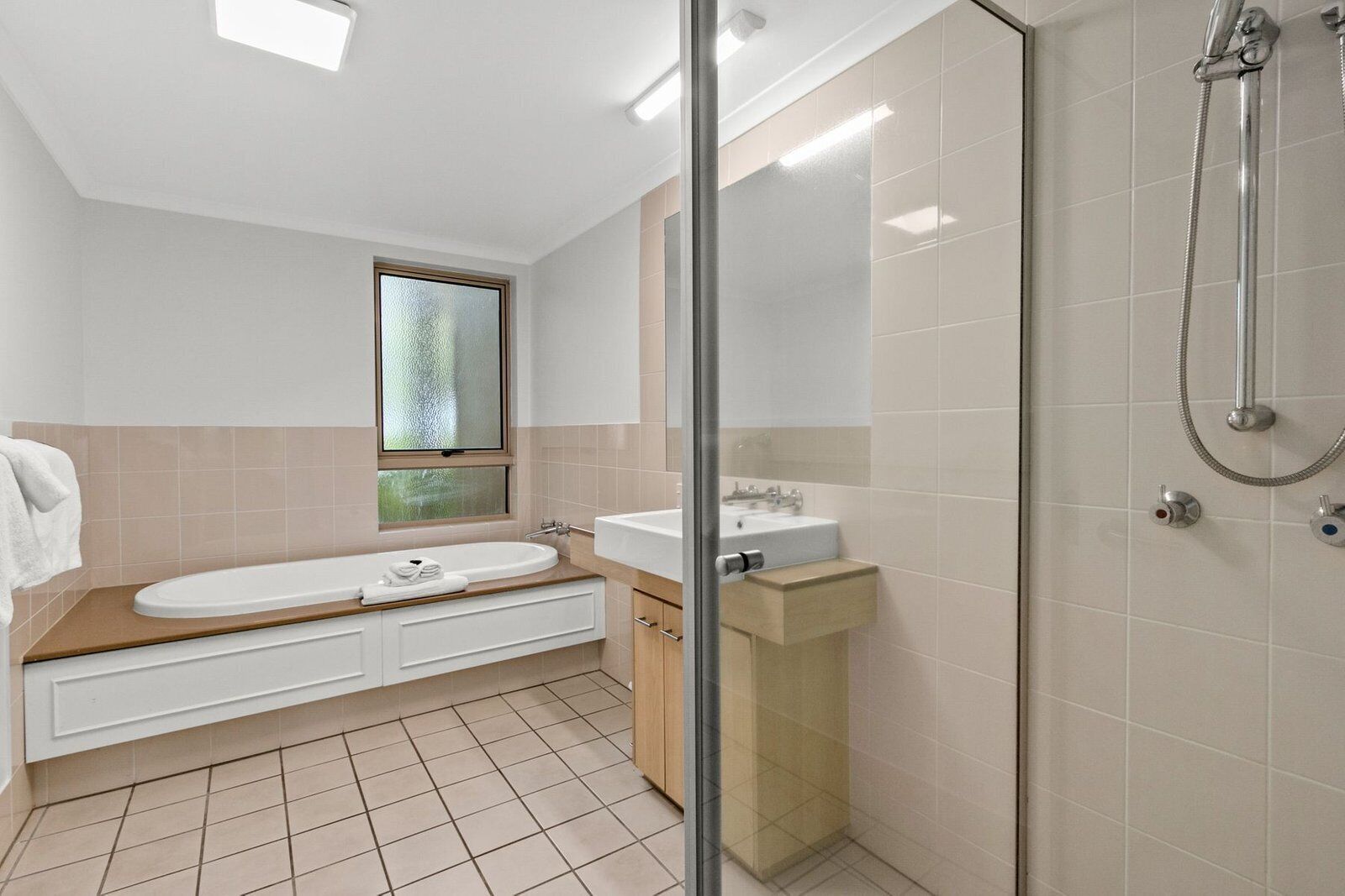 Palm Cove Oceanfront Resort Two-Bedroom Apartment — image 8