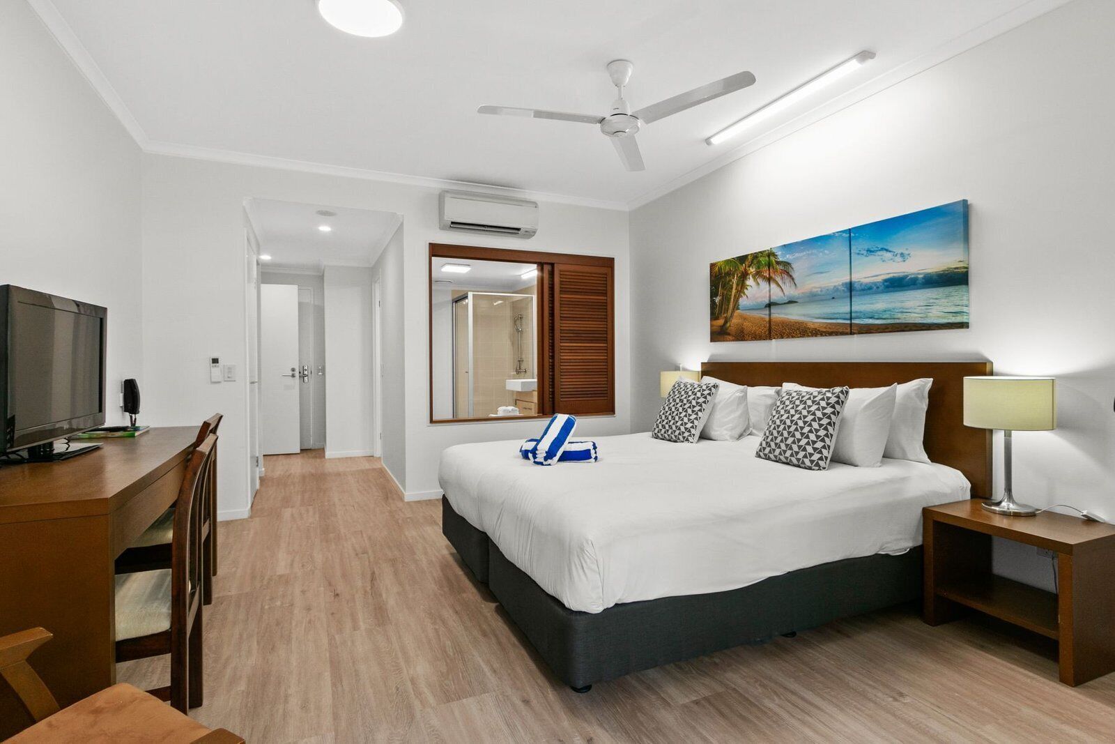 Palm Cove Oceanfront Resort Two-Bedroom Apartment — image 11
