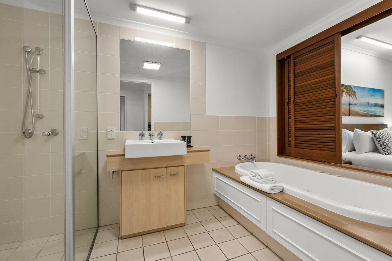 Palm Cove Oceanfront Resort Two-Bedroom Apartment — image 12