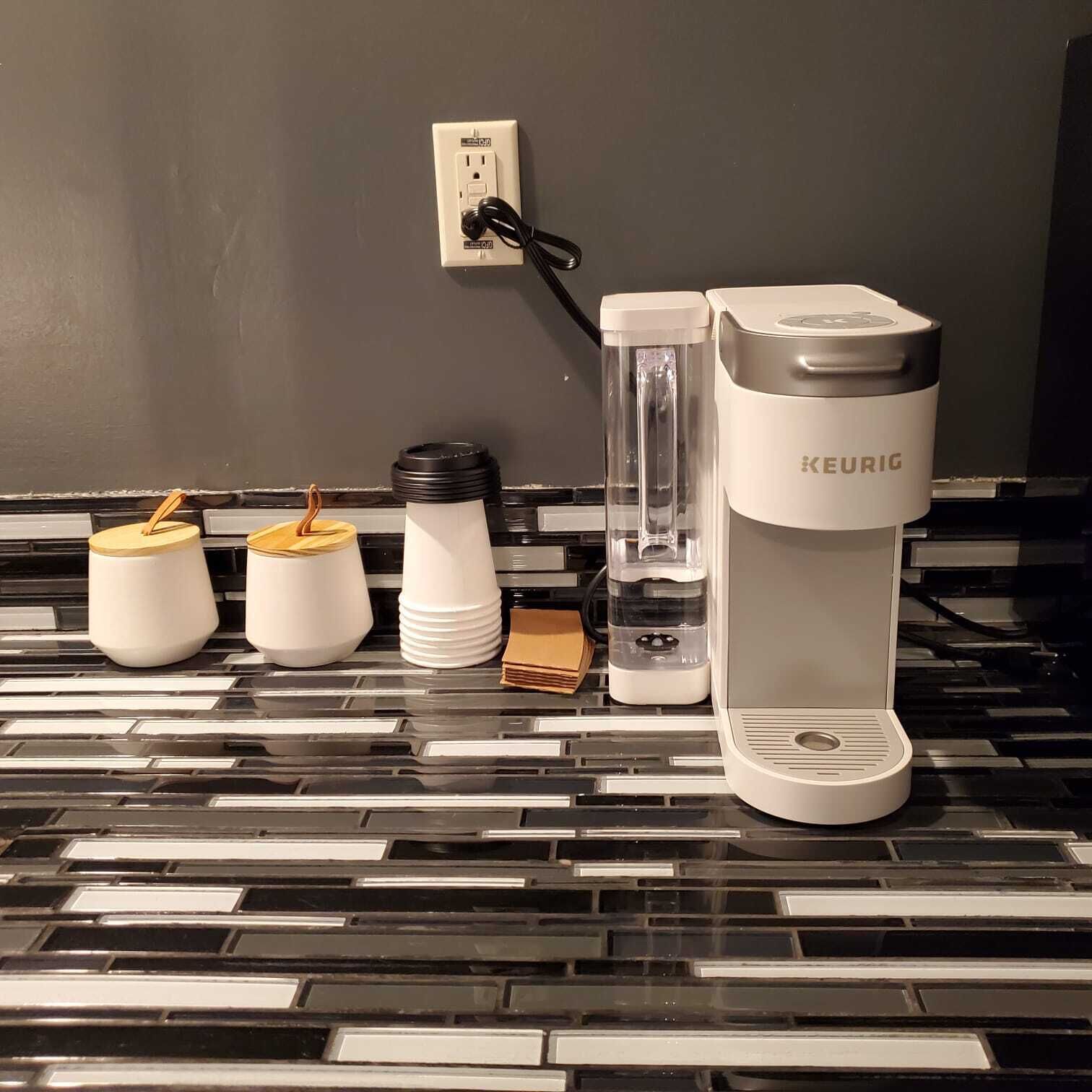 Adorable 1-bedroom suite with free driveway parking