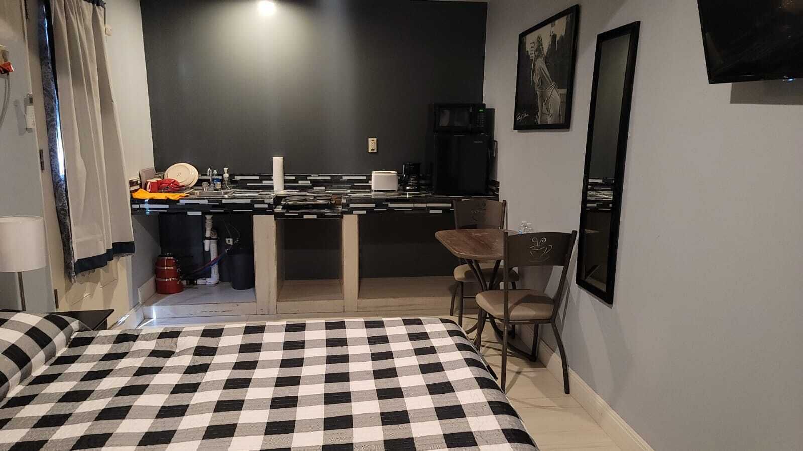 Adorable 1-bedroom suite with free driveway parking