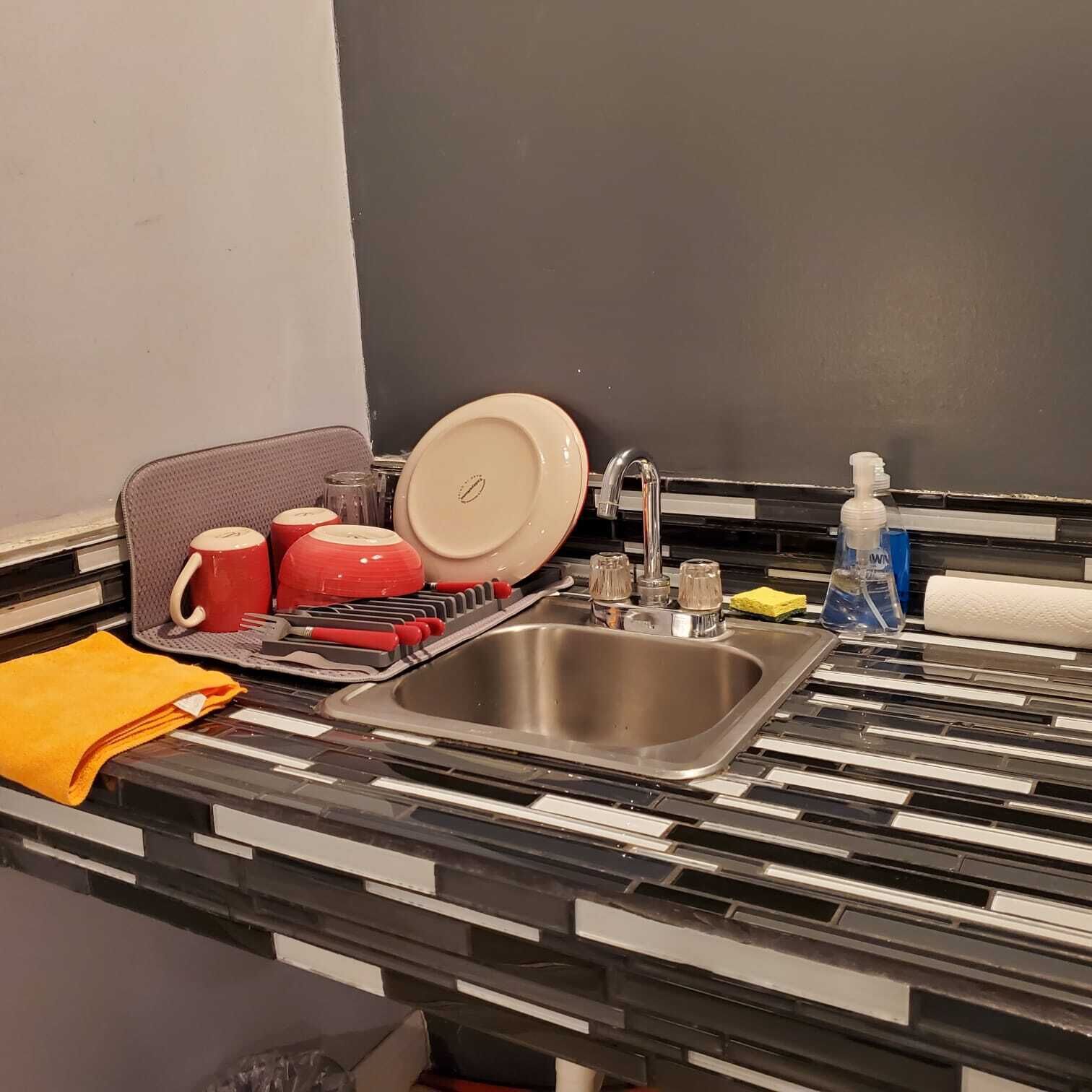 Adorable 1-bedroom suite with free driveway parking