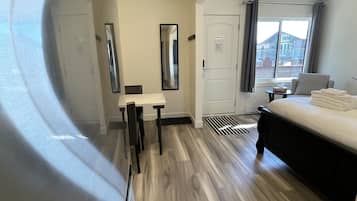 Skrivebord, blendingsgardiner, lydisolert og wi-fi (inkludert)