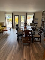 Un comedor con mesa y sillas, un sofá y una chimenea.