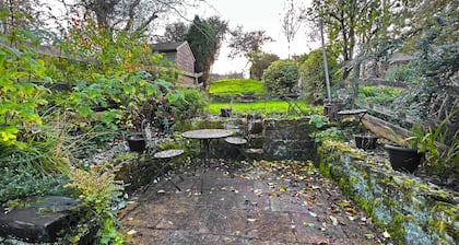 2 Bed Cottage - Sleeps 4 - Pets - Parking