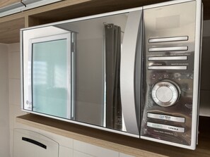 Geladeira grande, micro-ondas, fogão, torradeira