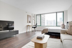 Iron/ironing board, WiFi, bed sheets - Modern Streeterville Studio w/ Pool & Dog Run, near Beach, by Blueground (Chicago)