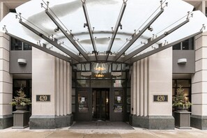 Exterior detail - Trendy Streeterville Studio w/ Deck & Pool, close to Beach, by Blueground (Chicago)