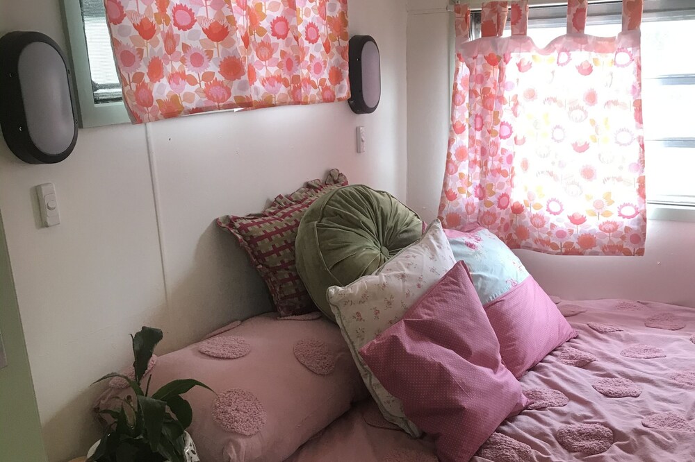 Newly Renovated Retro CARAVAN near Castlemaine