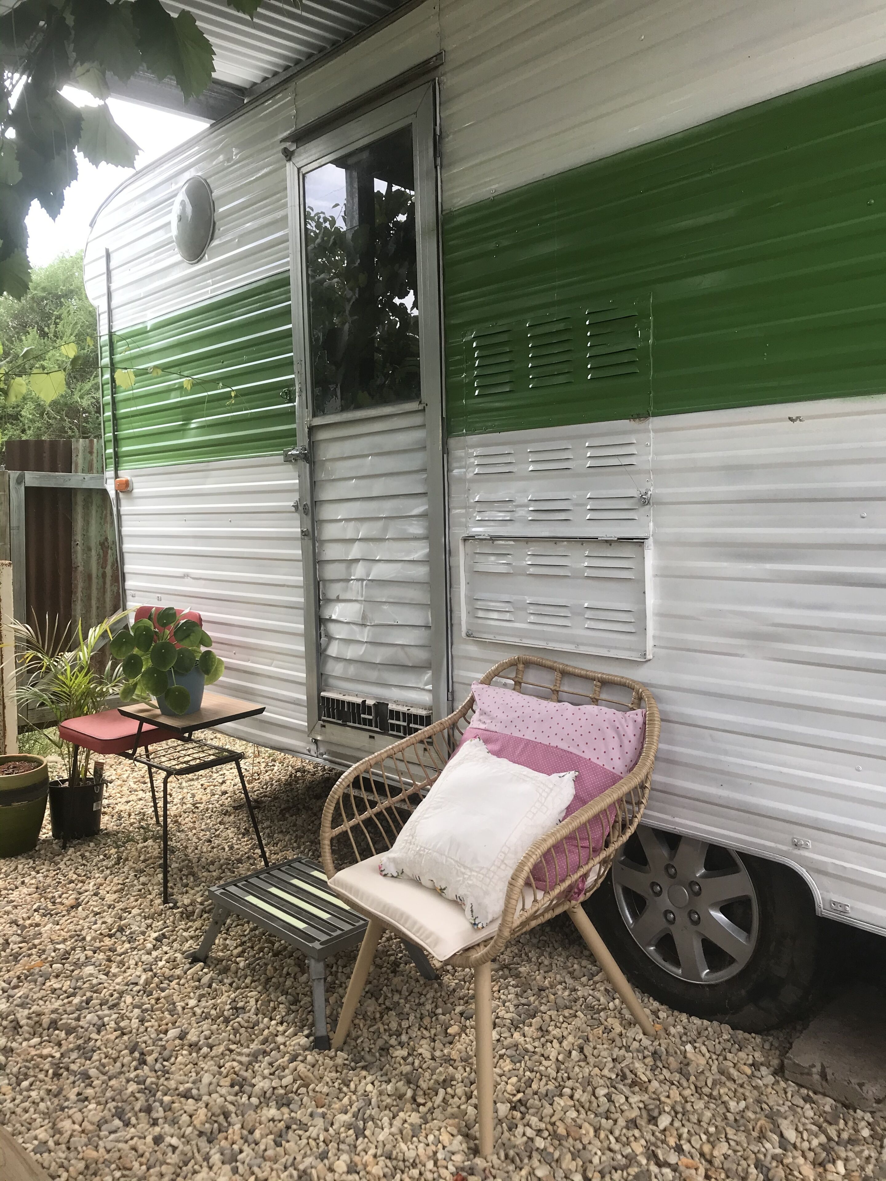 Newly Renovated Retro CARAVAN near Castlemaine