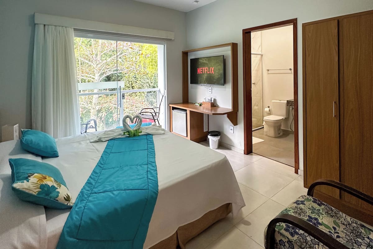 Ropa de cama de alta calidad, minibar y escritorio