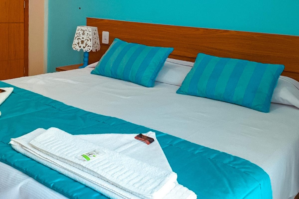 Ropa de cama de alta calidad, minibar y escritorio