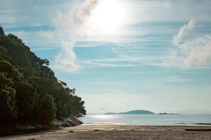 Pantai pribadi, handuk pantai, dan bar pantai