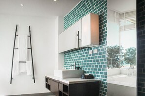Bathtub, hair dryer, towels, soap - 2 minutes to the beach! Family-sized residence with kitchen (Karon)