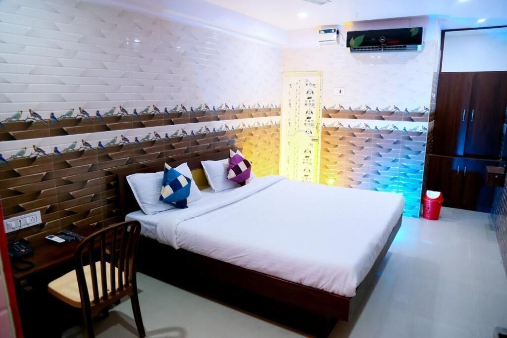 Egyptian cotton sheets, premium bedding, free WiFi
