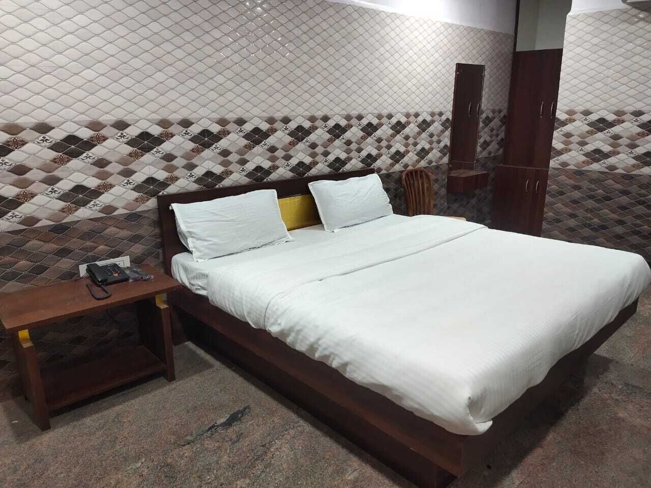 Egyptian cotton sheets, premium bedding, free WiFi