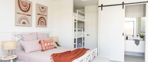 1 slaapkamer, een strijkplank/strijkijzer, gratis wifi, beddengoed
