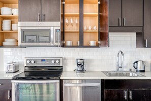 Réfrigérateur, micro-ondes, four, lave-vaisselle