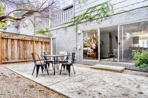 Outdoor dining - Chic Mountain View 3BR Townhome, w/ Garage, near Caltrain, by Blueground (South Bay)