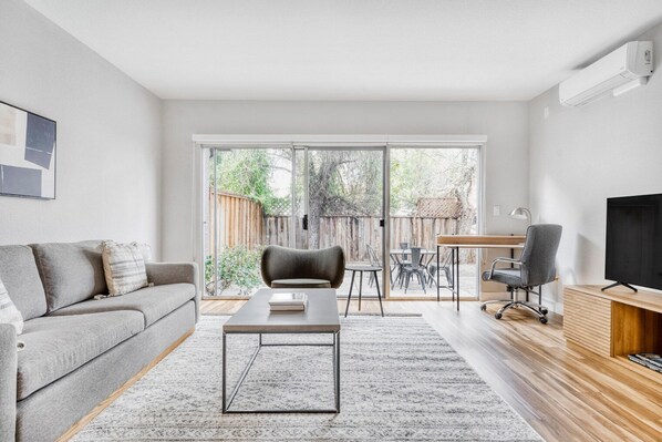 TV, stereo - Chic Mountain View 3BR Townhome, w/ Garage, near Caltrain, by Blueground (South Bay)