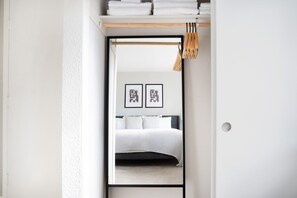 3 bedrooms, iron/ironing board, WiFi, bed sheets - Chic Mountain View 3BR Townhome, w/ Garage, near Caltrain, by Blueground (South Bay)