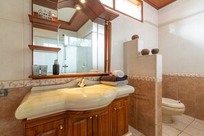 Deluxe-Doppel- oder -Zweibettzimmer | Badezimmer