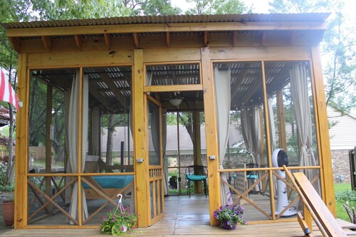 Cozy  home with breathtaking backyard view. Uber Eats card with  5 or more days