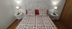 2 bedrooms, iron/ironing board, internet, bed sheets