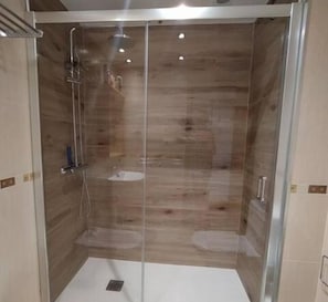 Douche, sĂšche-cheveux, serviettes fournies
