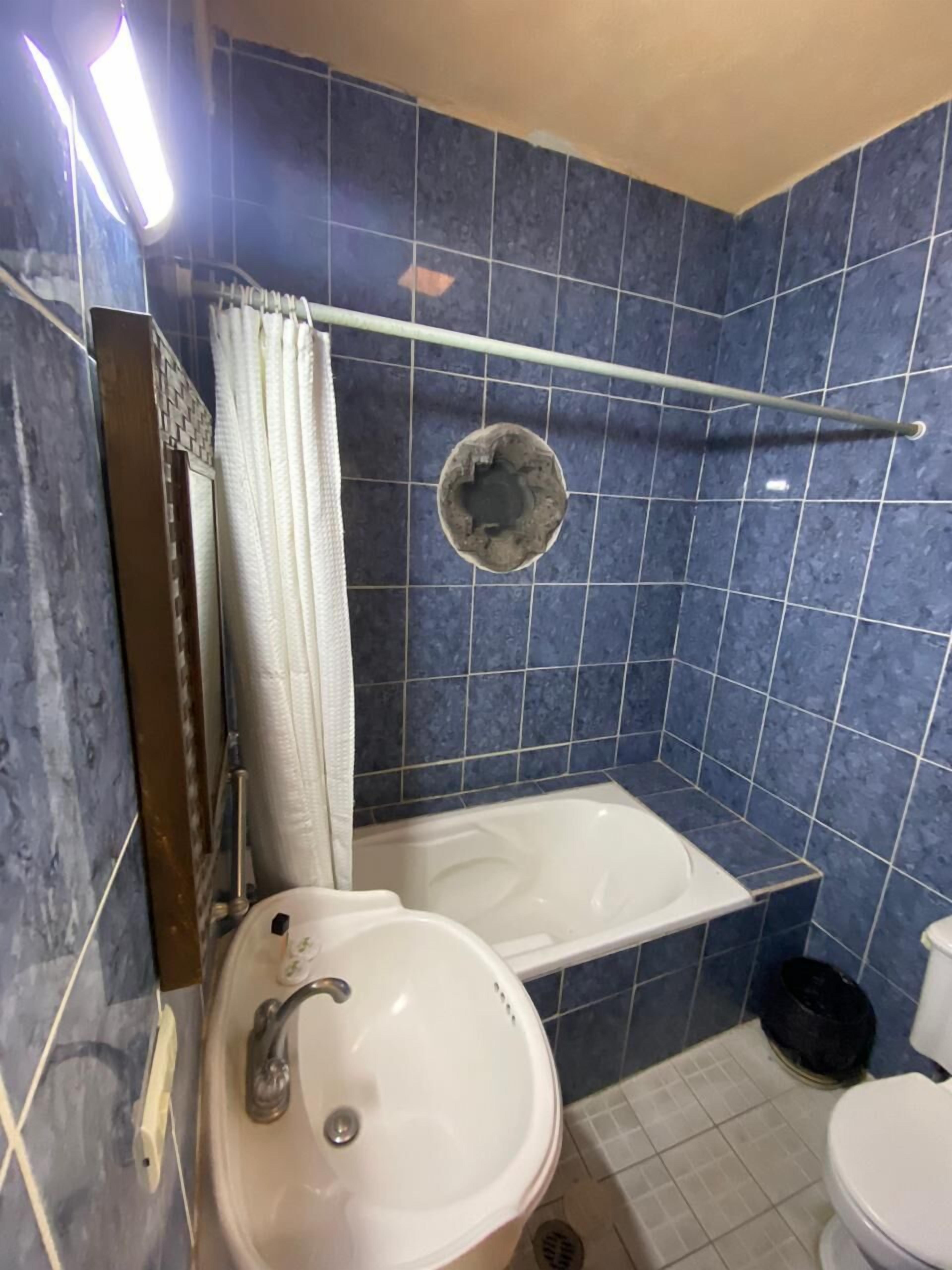 Une salle de bain avec une baignoire, un lavabo et des toilettes.