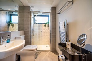 Shower, hair dryer, towels - 12 St. John's Mews -  a couples retreat that sleeps 4 guests  in 2 bedrooms (York)