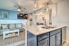 TV, offices - Remodeled Oceanfront Condo in Myrtle Beach! (Myrtle Beach)