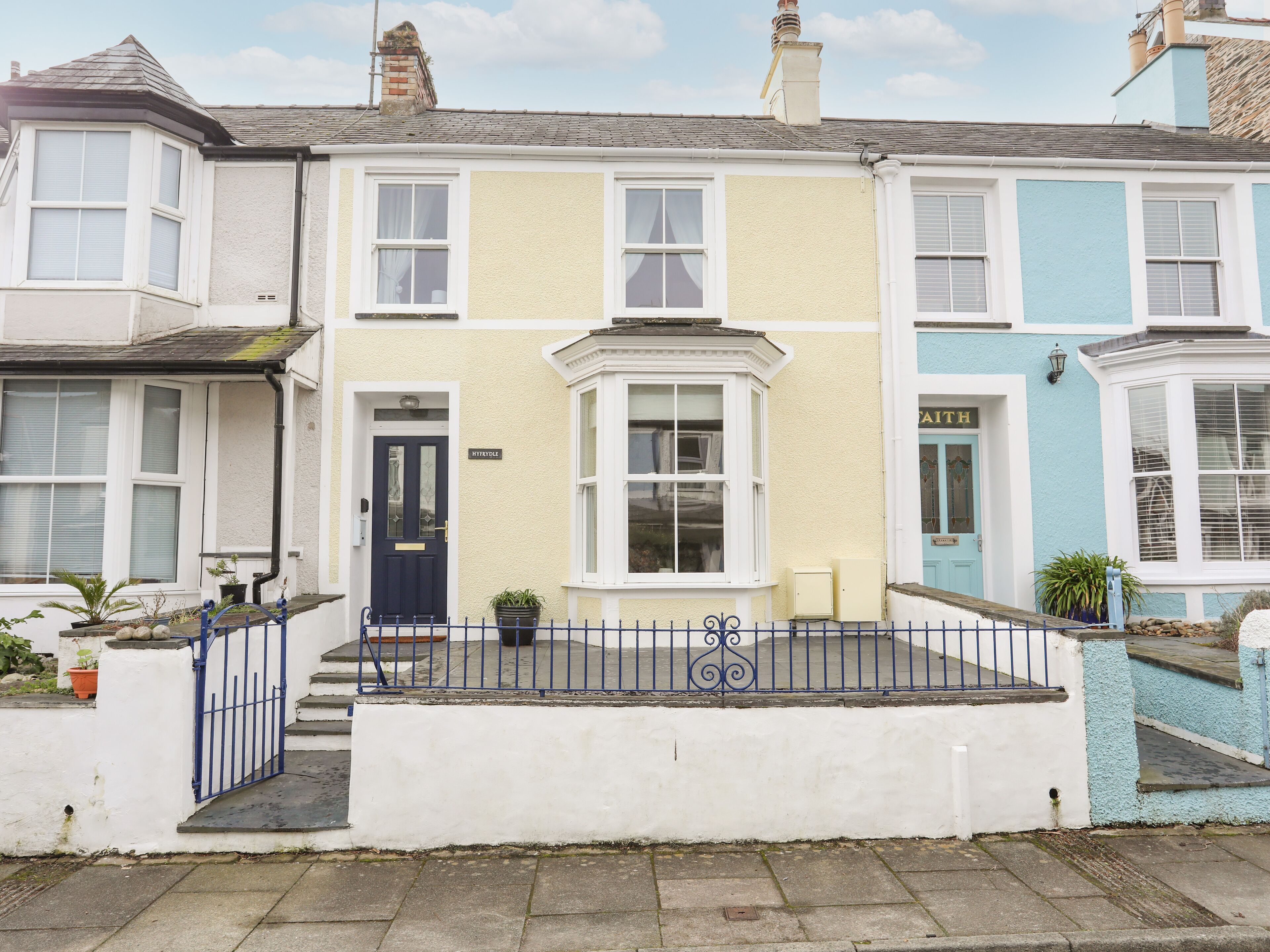HYFRYDLE, family friendly, country holiday cottage in Borth-Y-Gest