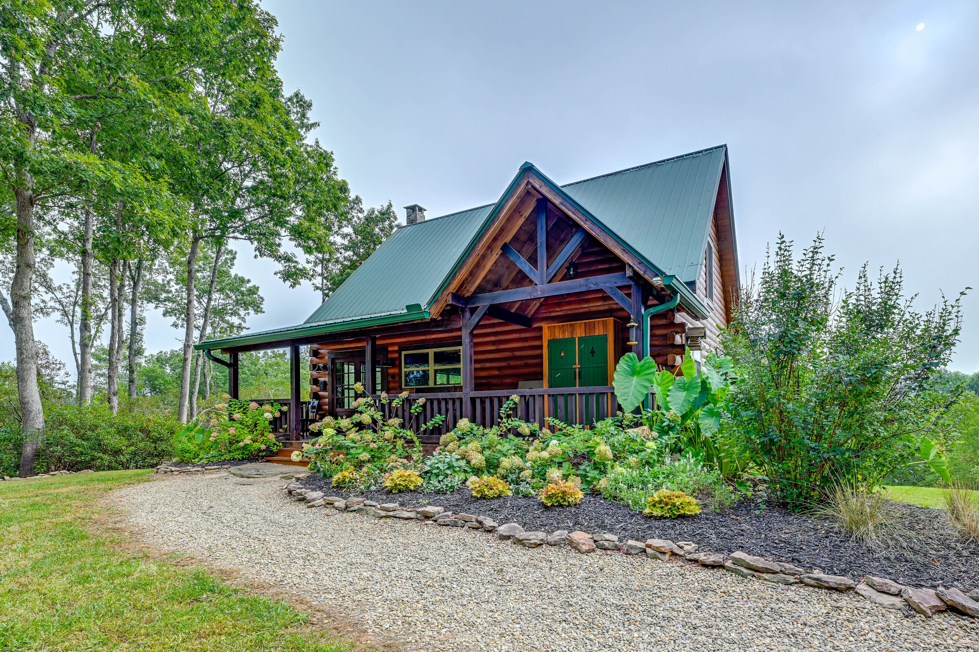 Authentic Smoky Mtn Cabin: Hike, Fish, Canoe, Play