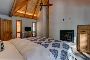 4 عدّة غرف نوم ومكواة/لوح كي وواي فاي وملاءات أسرّة